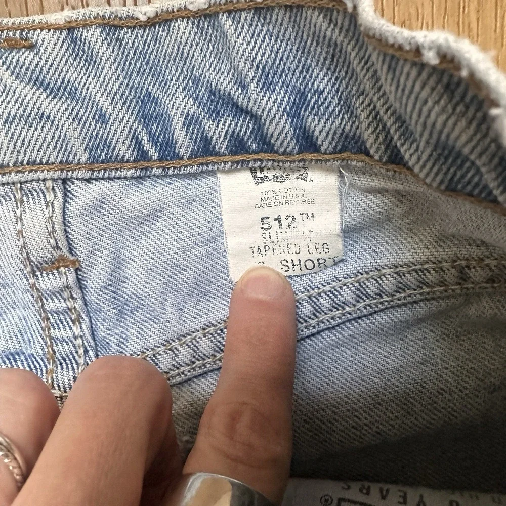 Vintage Women's Levi's 512 Cut-Off Light Wash Denim Shorts‎ Size 7